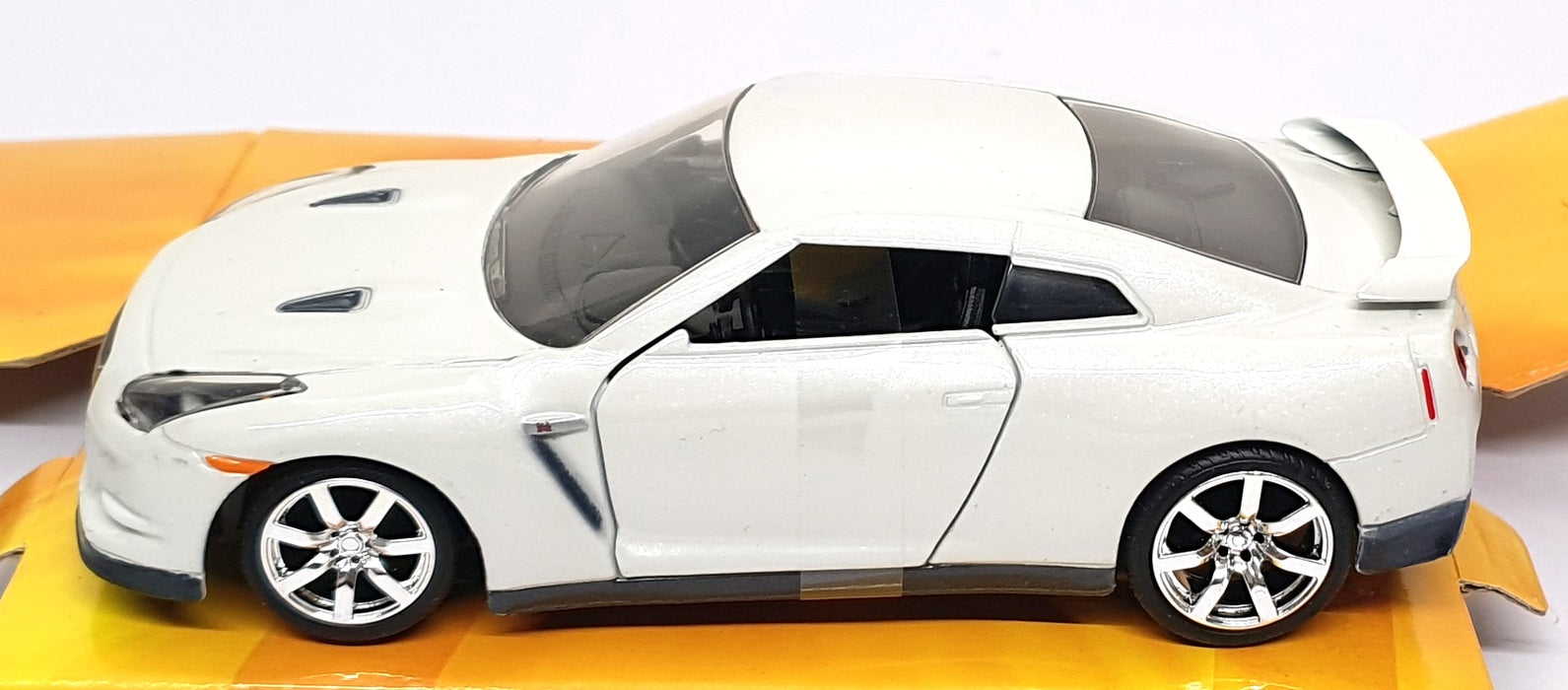 Jada 1/32 Scale 20006 - 2009 Nissan GT-R - White