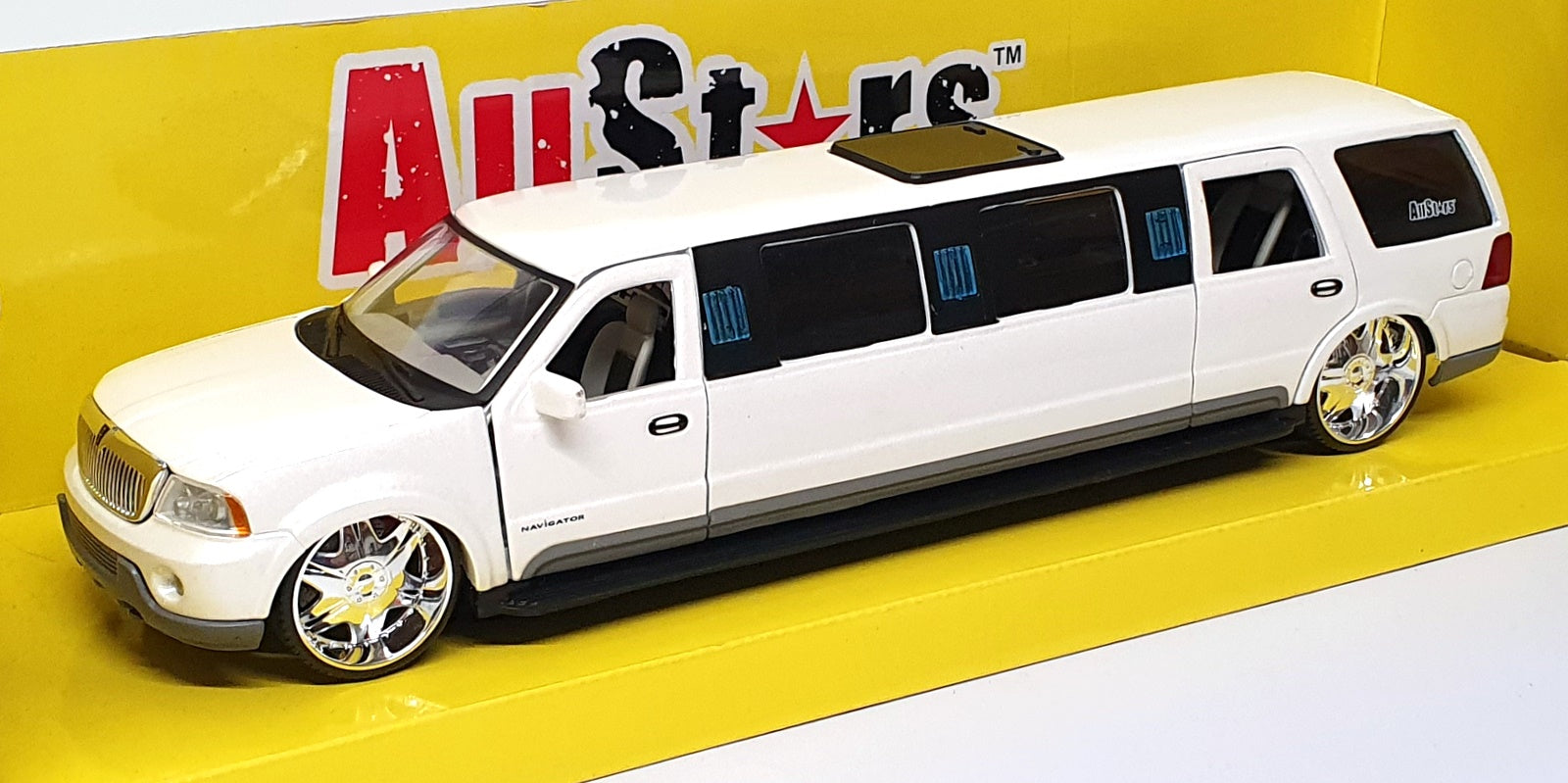 Maisto 1/24 Scale Diecast 31252 - Lincoln Navigator Limo - White