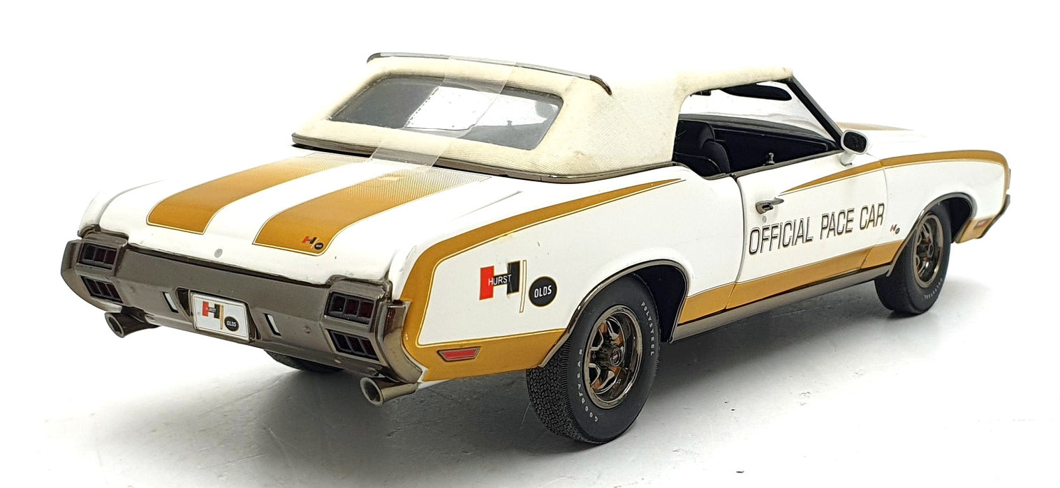 Acme 1/18 Scale Diecast A1805601 1972 Hurst Oldsmobile with Linda Vaughn Figure