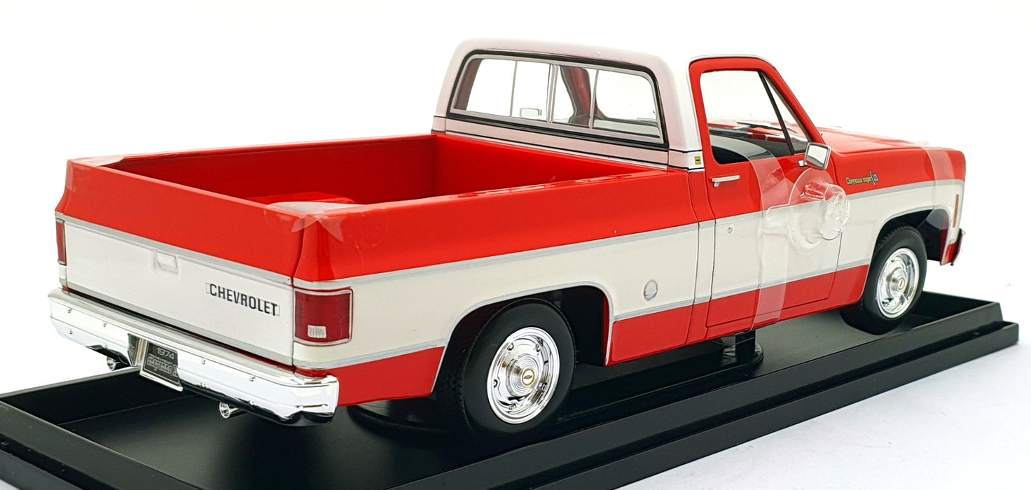 Maisto 1/18 Scale 46629 - 1974 Chevrolet C10 Cheyenne Super Truck - Red/White
