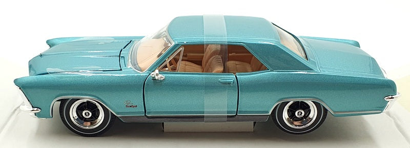 Maisto 1/26 Scale 31214 - 1965 Buick Riviera - Light green