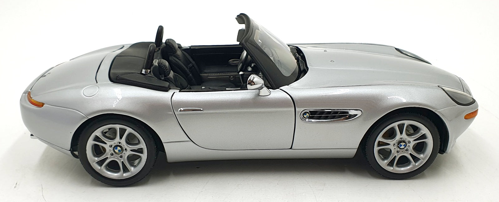 Kyosho 1/18 Scale 80 43 0 007 667 - BMW Z8 James Bond 007 TWINE - Silver