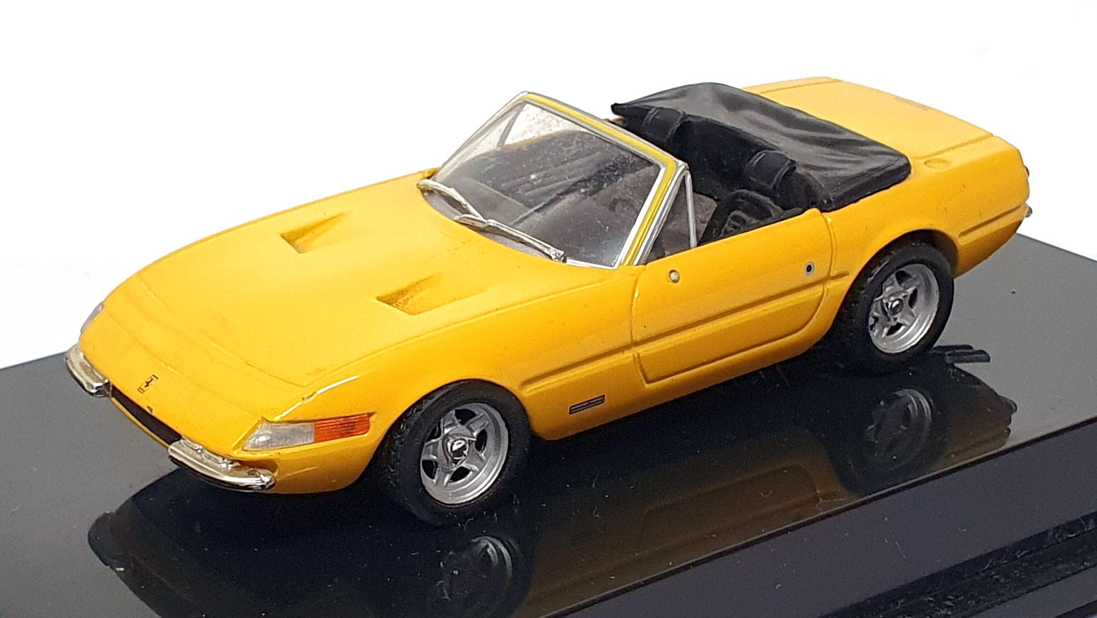 Hot Wheels 1/43 Scale Diecast 22183 - 1968 Ferrari 365 GTS/4 - Yellow
