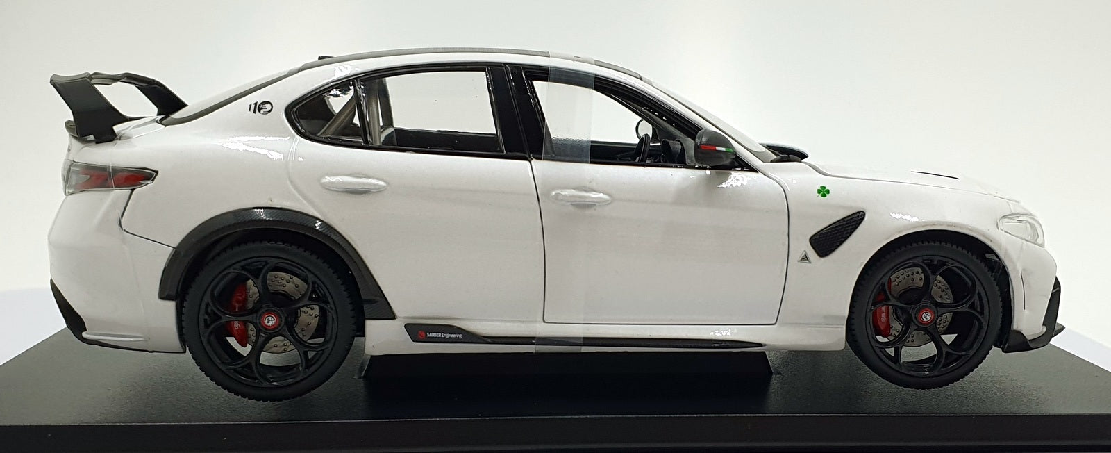 Maisto 1/18 Scale 46629 - Alfa Romeo Giulia GTAm - White