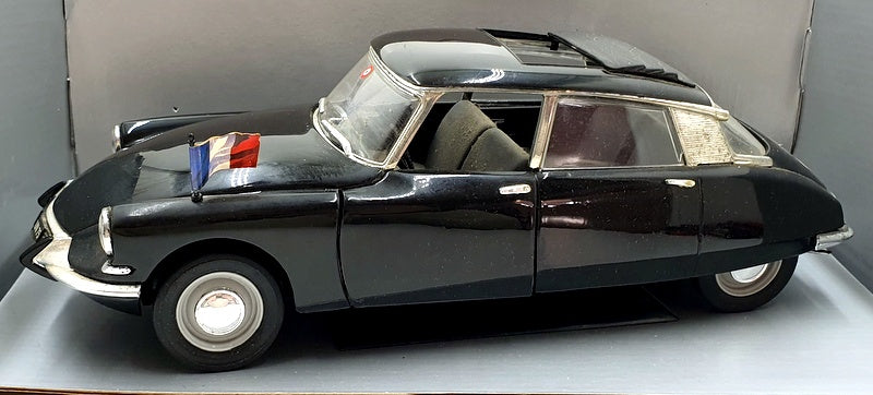 Solido 1/18 Scale Diecast 8035 - Citroen DS Presidentielle 1963 - Black