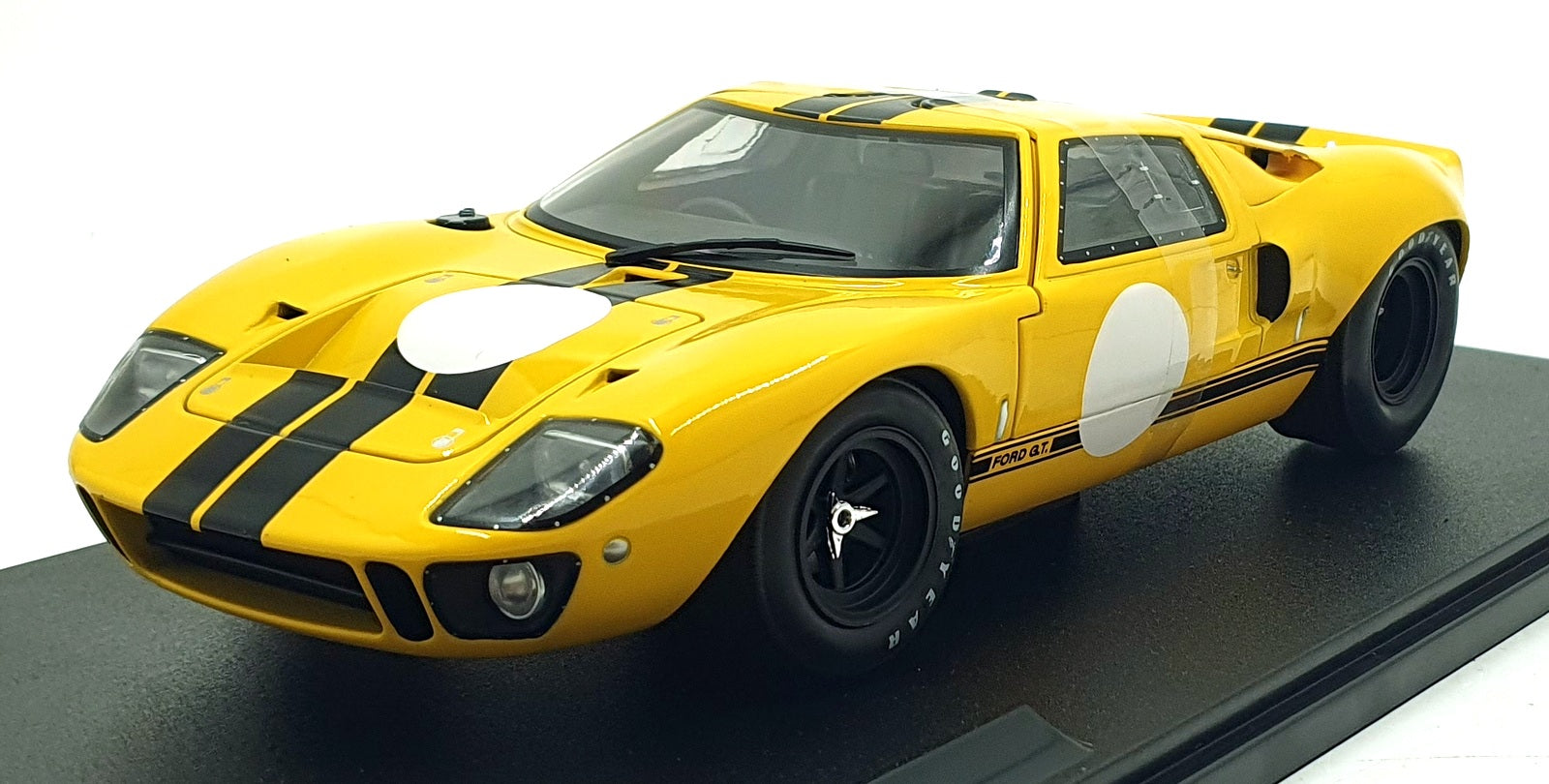 Solido 1/18 Scale Diecast S1813011 - 1968 Ford GT40 MKI - Yellow and Black