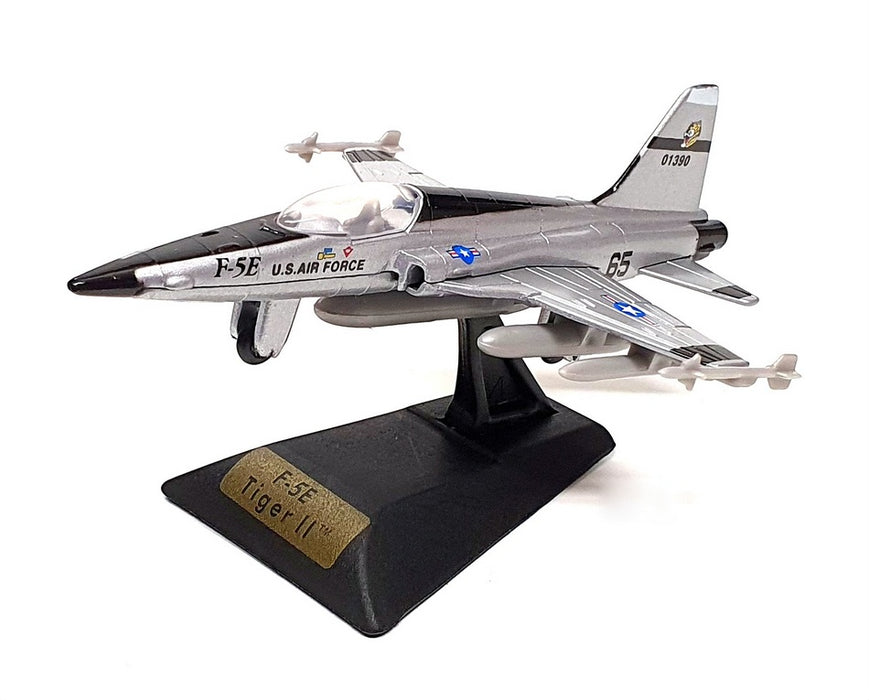 Motor Max Modern Jets 1/100 Scale 77002 - F-5E Tiger II Aircraft & Display Stand