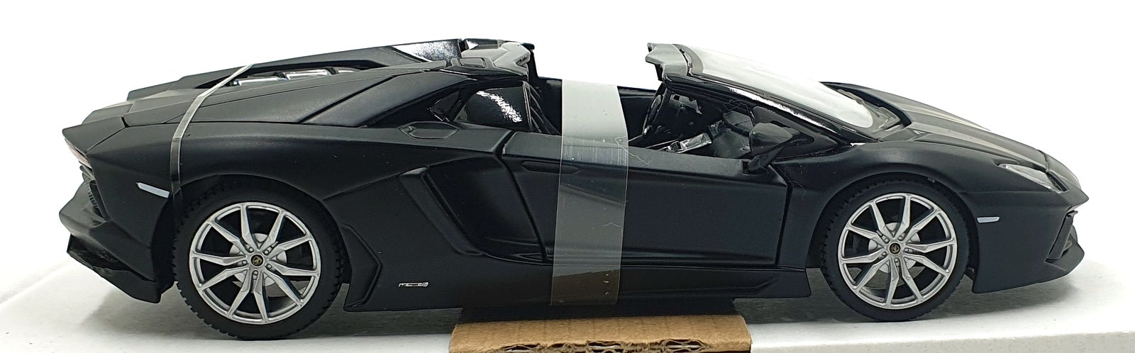 Maisto 1/24 Scale Diecast 31504 - Lamborghini Aventador Roadster - Black