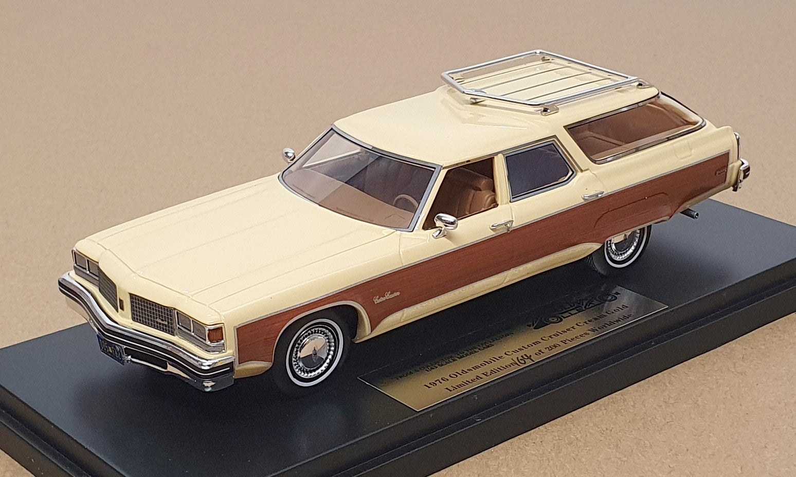 Goldvarg 1/43 Scale GC-078A - 1976 Oldsmobile Custom Cruiser - Cream/Gold