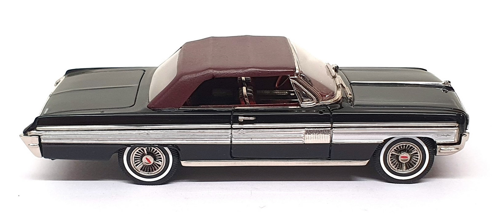 Conquest 1/43 Scale CON85 - 1962 Oldsmobile Starfire Convertible - Ebony Black