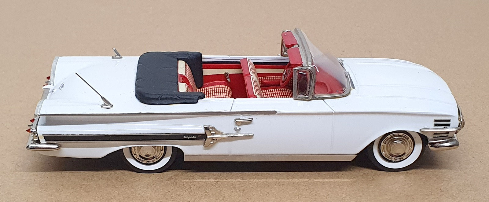 Conquest Models 1/43 Scale CON2 - 1960 Chevrolet Impala Conv. - Ermine White