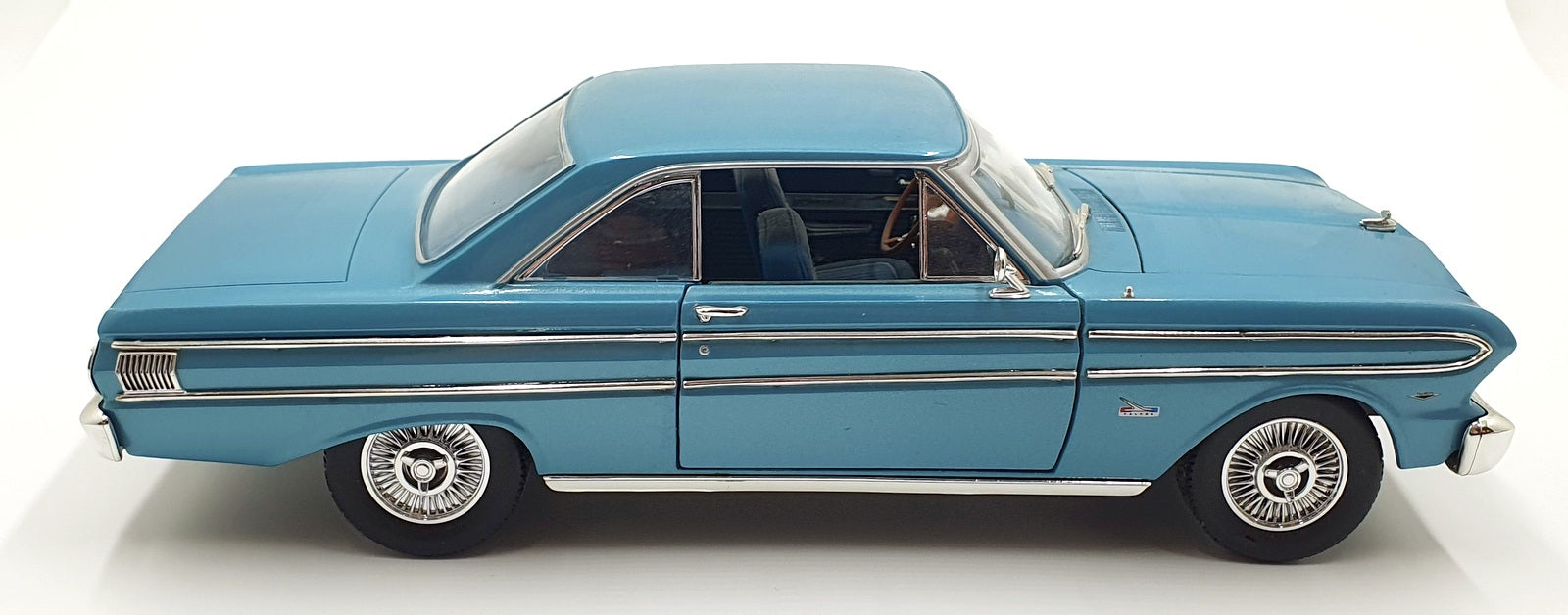 Road Signature 1/18 Scale Diecast 15126A - 1964 Ford Falcon - Met Blue