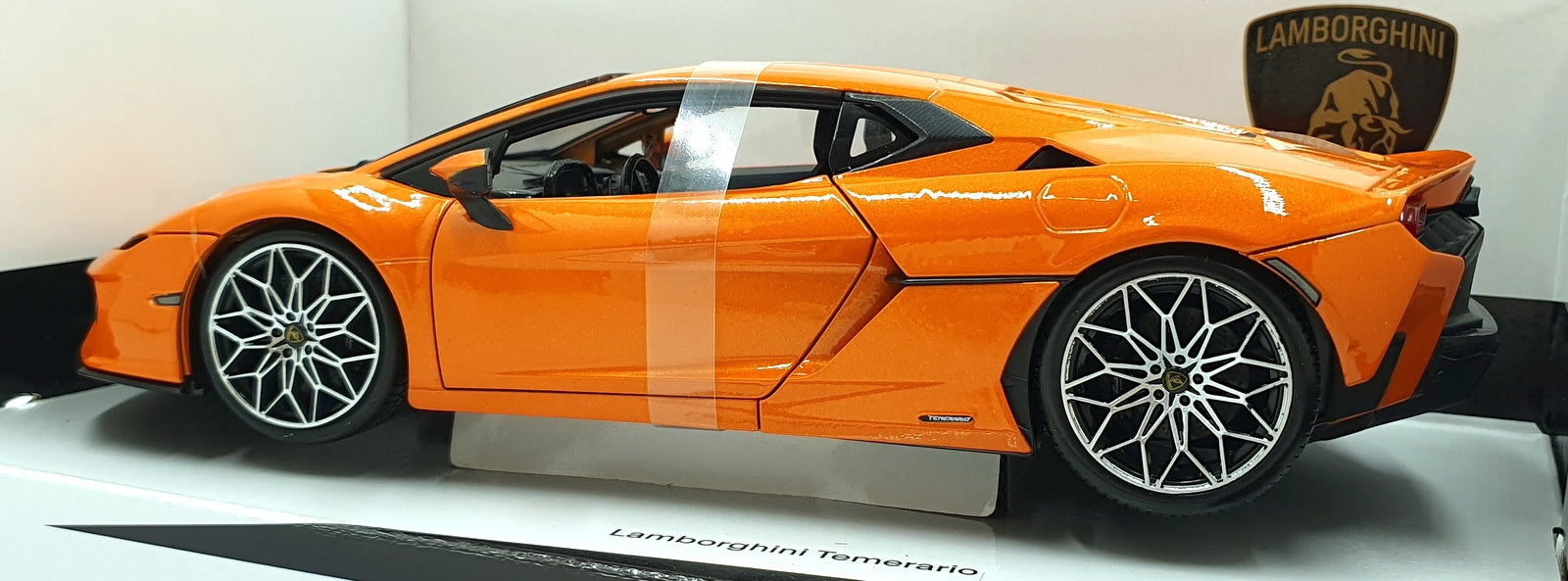 Burago 1/18 Scale Diecast 18-11052 - Lamborghini Temerario - Orange