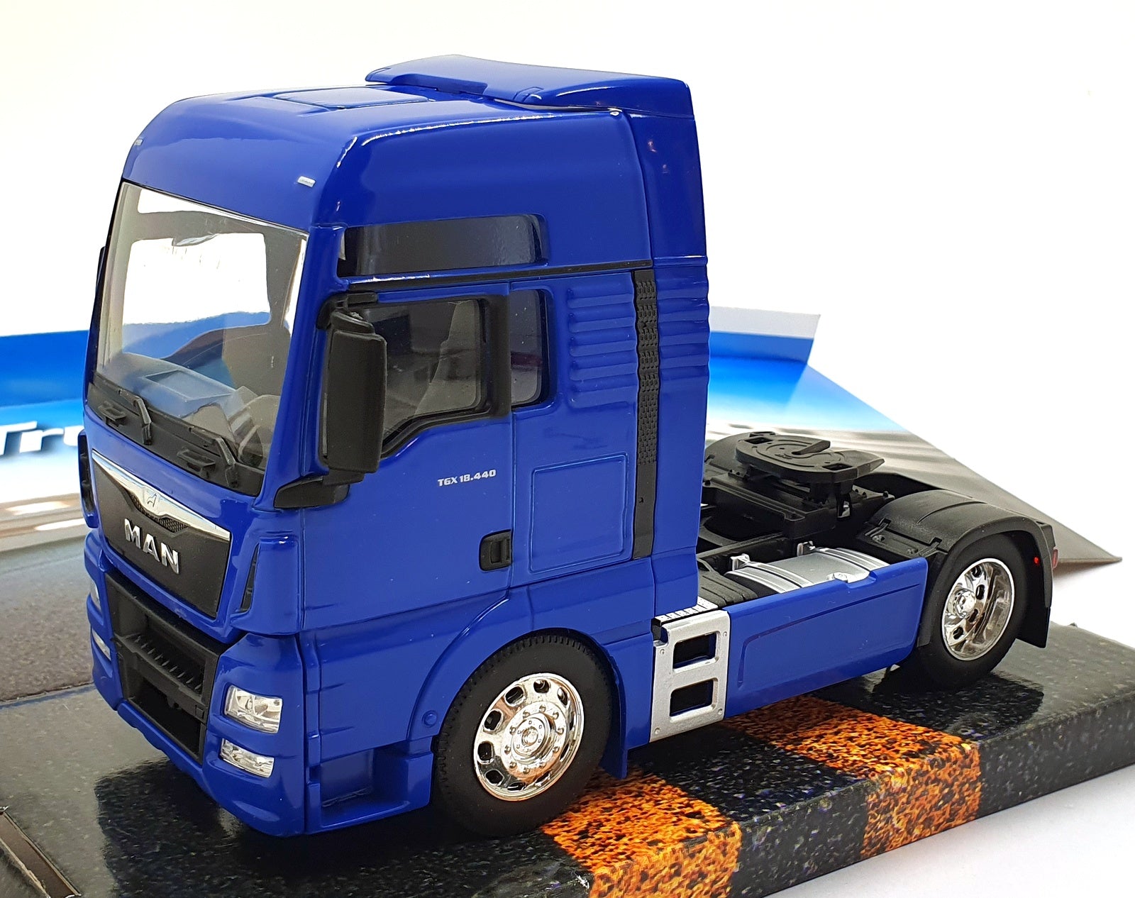 Welly 1/32 Scale 32650S-W - MAN TGX XXL Truck Tractor - Blue
