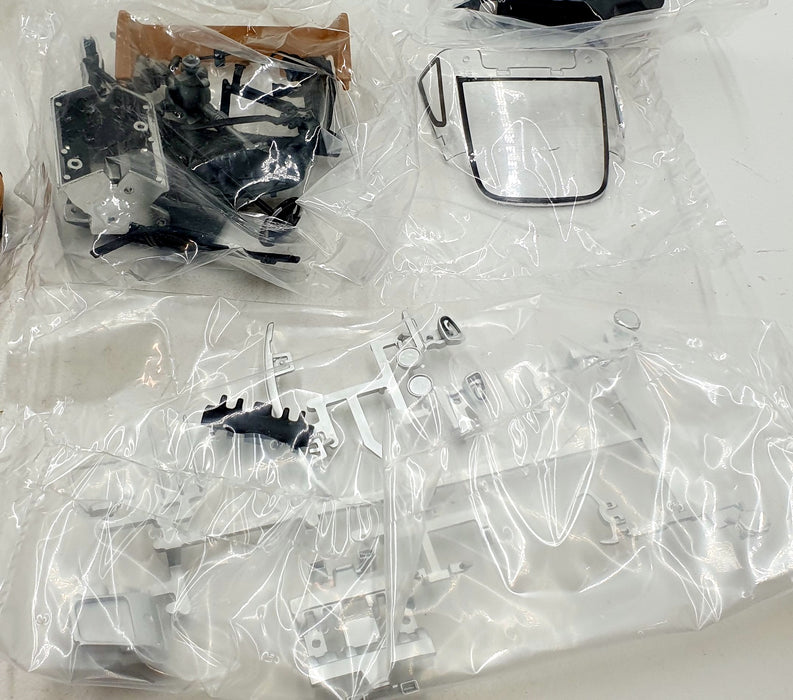 Burago 1/24 Scale Metal Kit 70063 2002 Aston Martin V12 Vanquish Silver