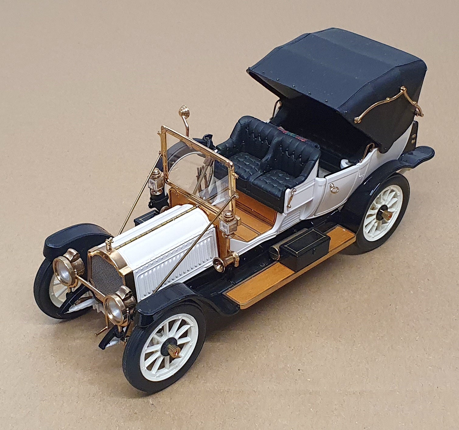 Franklin Mint 1/24 Scale 17626J - 1912 Packard Victoria - White/Black 