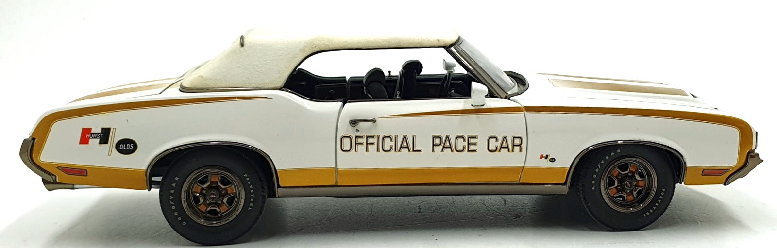 Acme 1/18 Scale Diecast A1805601 1972 Hurst Oldsmobile with Linda Vaughn Figure