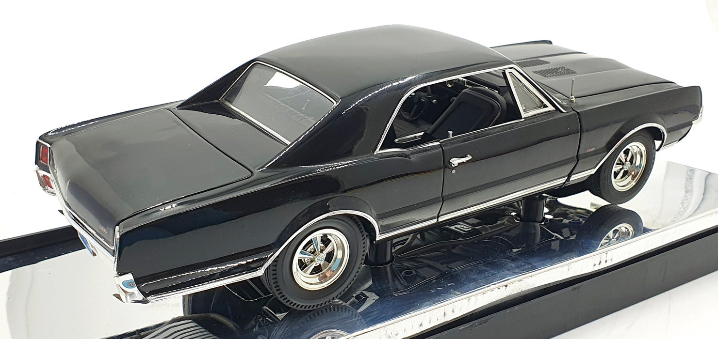 Highway 61 1/18 Scale 50118 - 1967 Oldsmobile 4-4-2 Coupe - Black