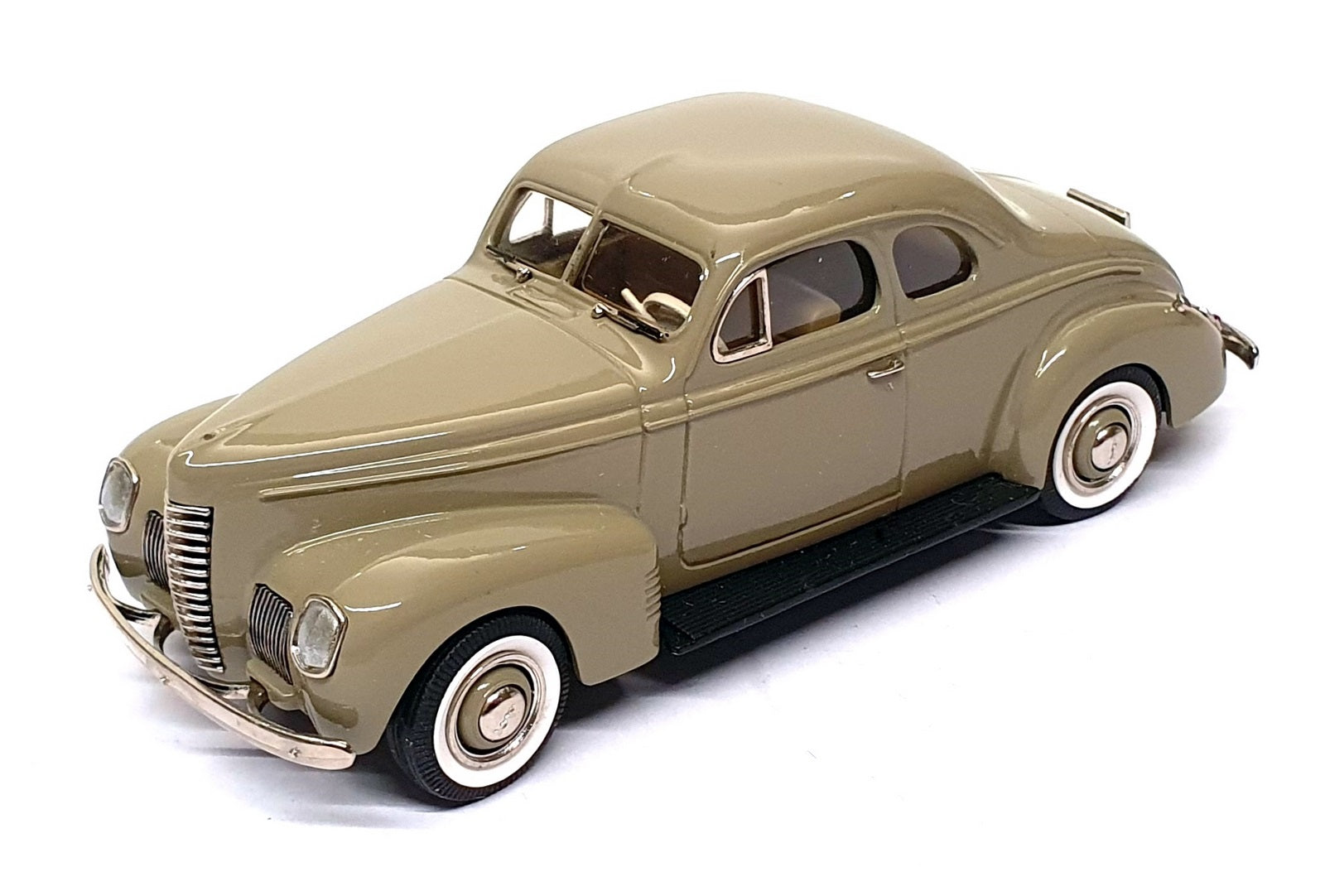 Brooklin 1/43 Scale BRK204 - 1939 Nash Ambassador 2Dr. Coupe - Sandbar Light