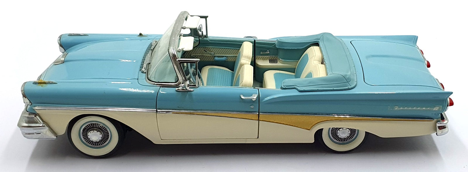 Sun Star 1/18 Scale Diecast 5261 - 1958 Ford Fairlane 500 Open Convertible