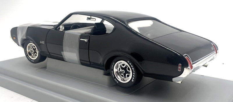 Ertl 1/18 Scale Diecast 8113 - 1969 Oldsmobile 4-4-2 W-30 - Black/White