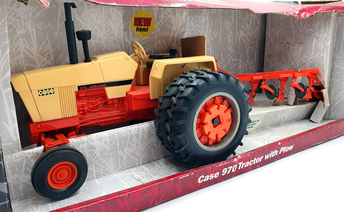 Ertl 1/16 Scale Diecast 14197 - Case 970 Tractor With Plow - Beige/Red