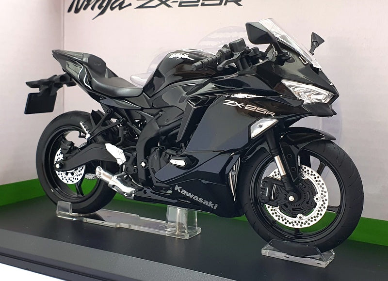 Aoshima 1/12 Scale 109717-3700 - Kawasaki Ninja ZX-25R Motorcycle - Black