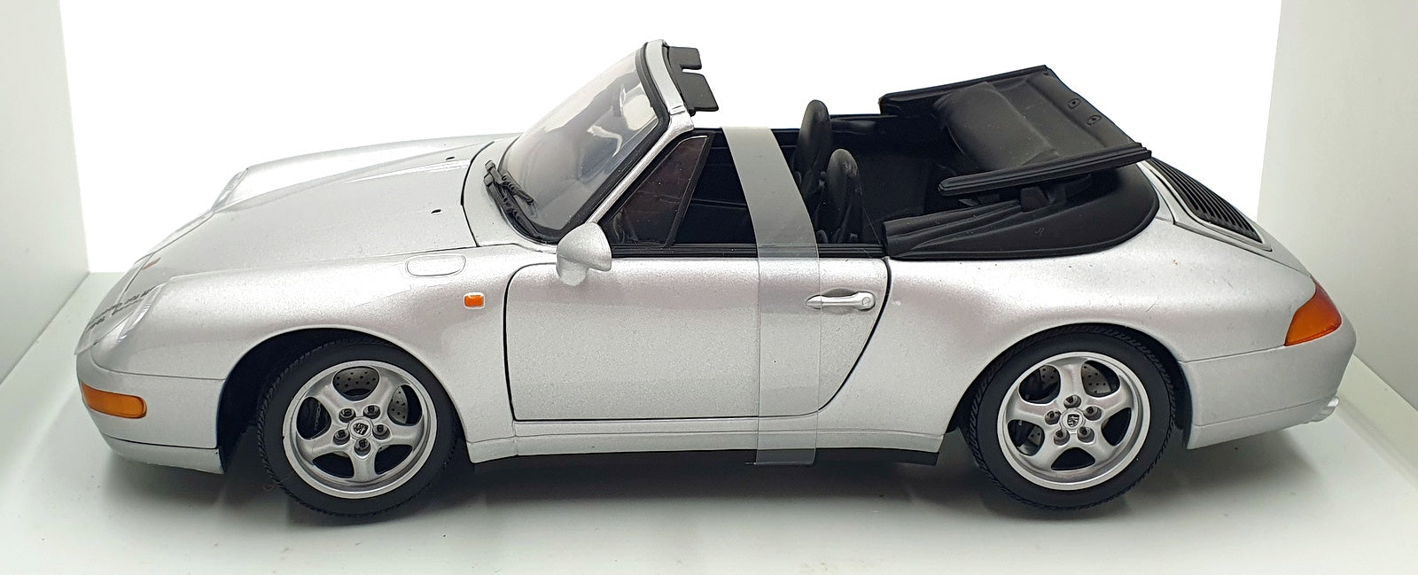 UT Models 1/18 Scale Diecast 27807 - Porsche 911 993 Cabriolet - Silver