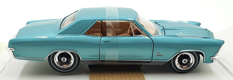 Maisto 1/26 Scale 31214 - 1965 Buick Riviera - Light green