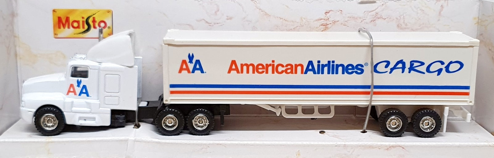 Maisto 1/87 Scale 11021 - Truck & Trailer American Airlines - White/Red/Blue