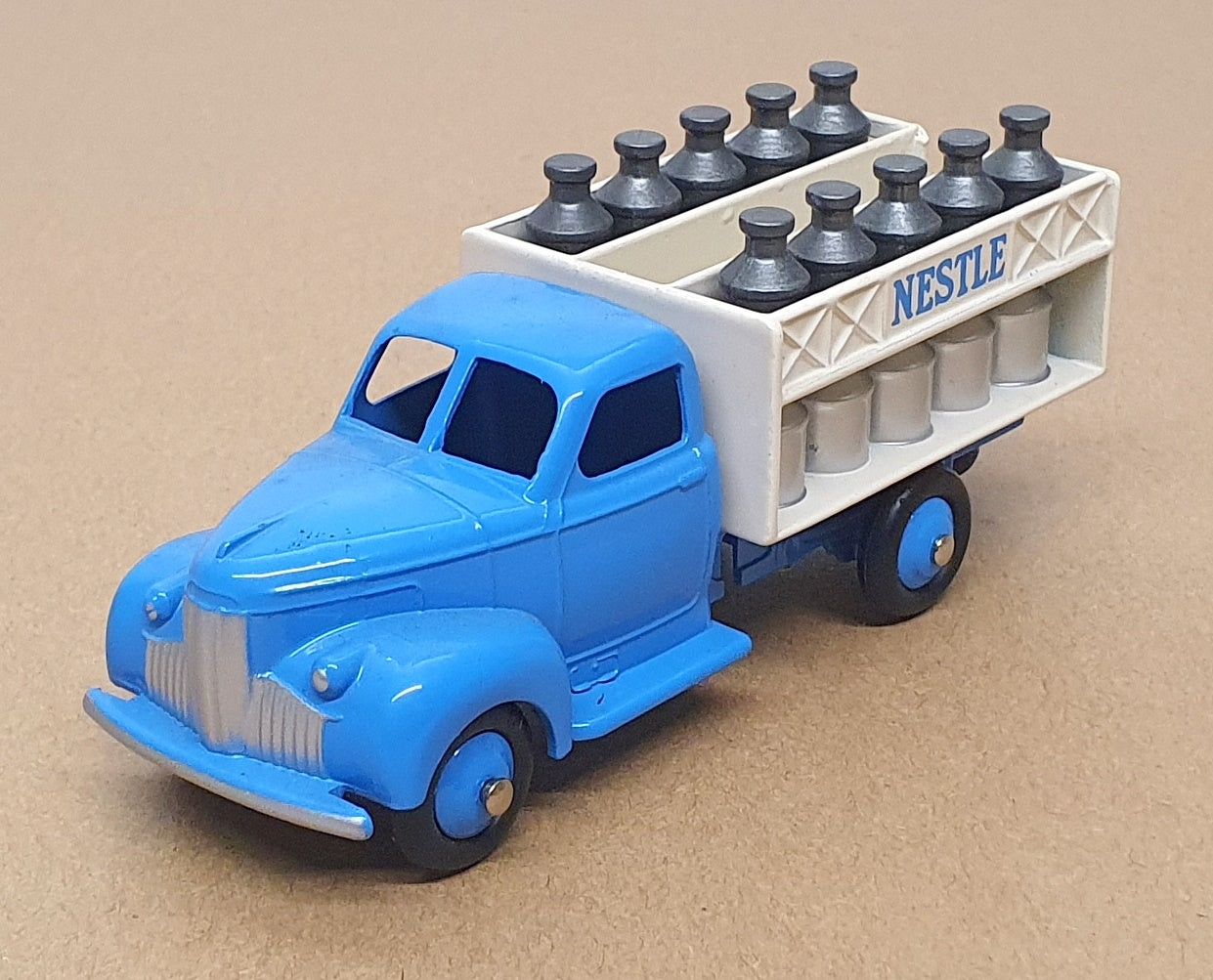 Atlas Editions Dinky Toys 250 - Studebaker Milk Truck Nestle - Blue/White