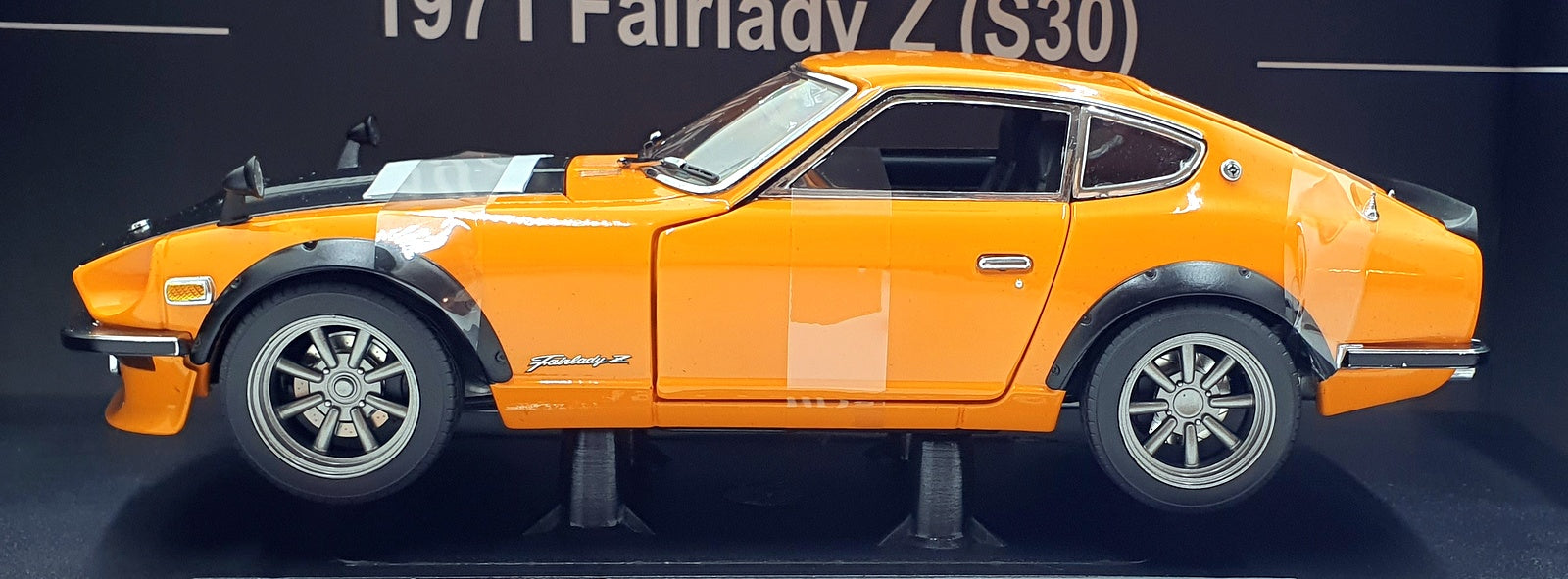 Sun Star 1/18 Diecast 3516R - 1971 Nissan Fairlady Z (S30) - Orange