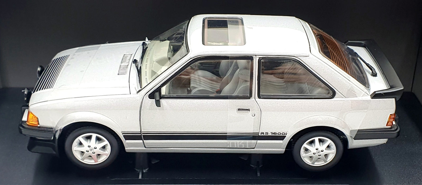 Sun Star 1/18 Scale Diecast 4998R - 1983 Ford Escort RS1600i - Silver