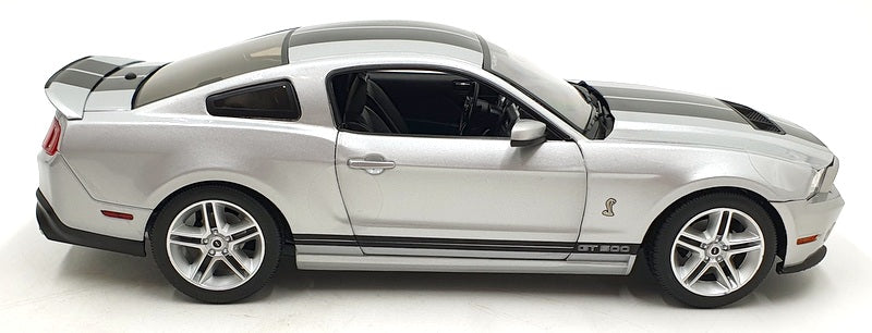 Greenlight 1/18 Scale Diecast 13673 - 2011 Shelby GT500 - Silver/Black