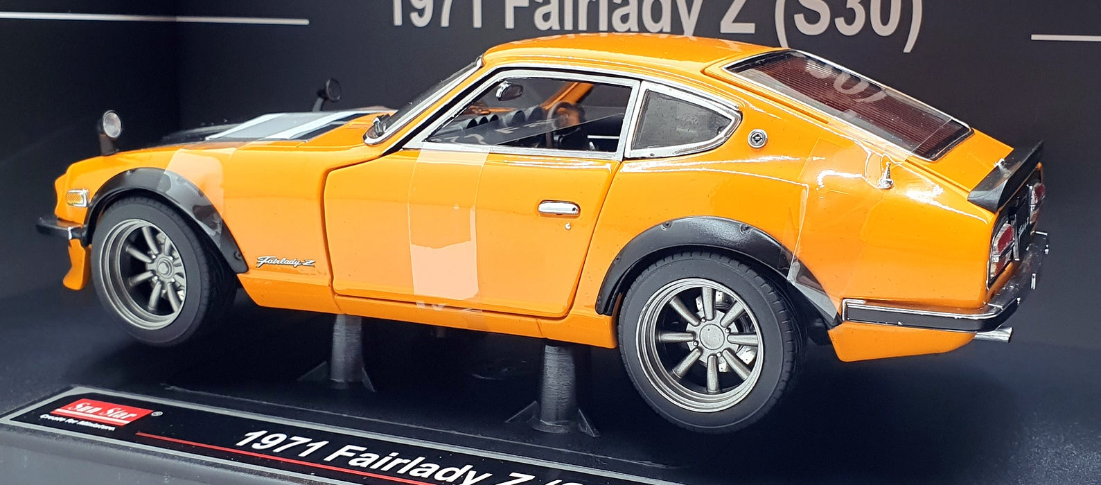 Sun Star 1/18 Diecast 3516R - 1971 Nissan Fairlady Z (S30) - Orange