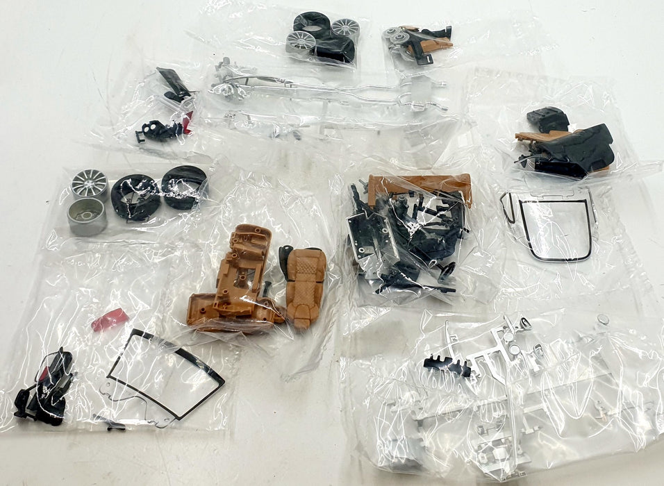 Burago 1/24 Scale Metal Kit 70063 2002 Aston Martin V12 Vanquish Silver