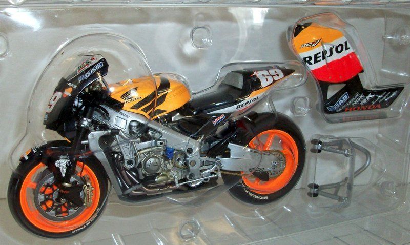 Minichamps 1/12 Scale - 122 041069 Honda RC211V Repsol Nicky Hayden 2004