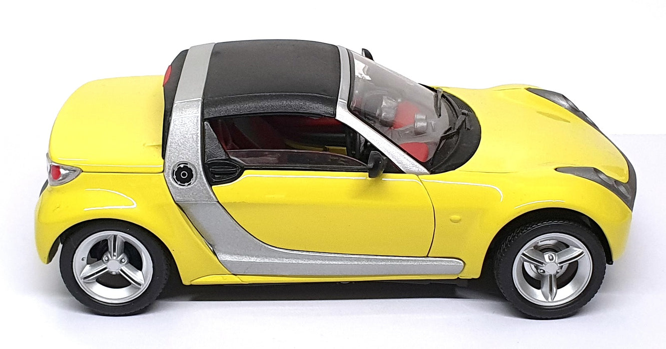 Burago 1/18 Scale Diecast 26725N - Smart - Yellow 
