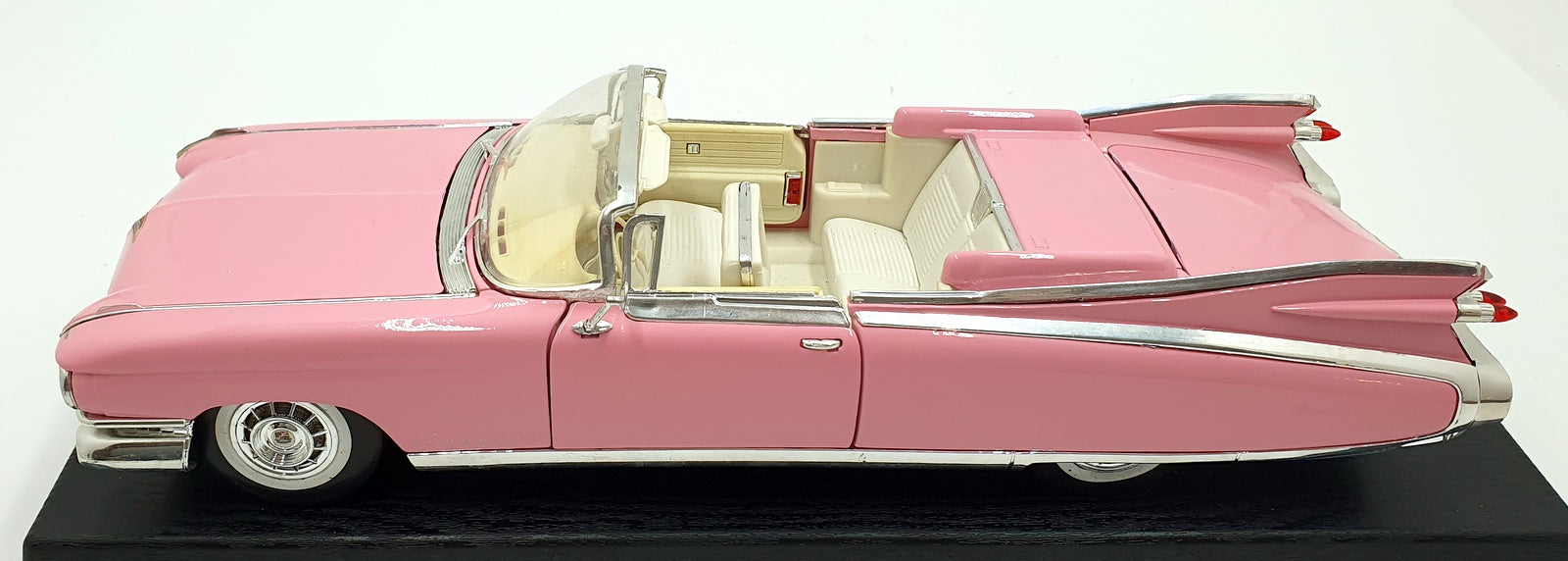 Maisto 1/18 Scale 31813 - 1959 Cadillac Eldorado Biarritz - Pink