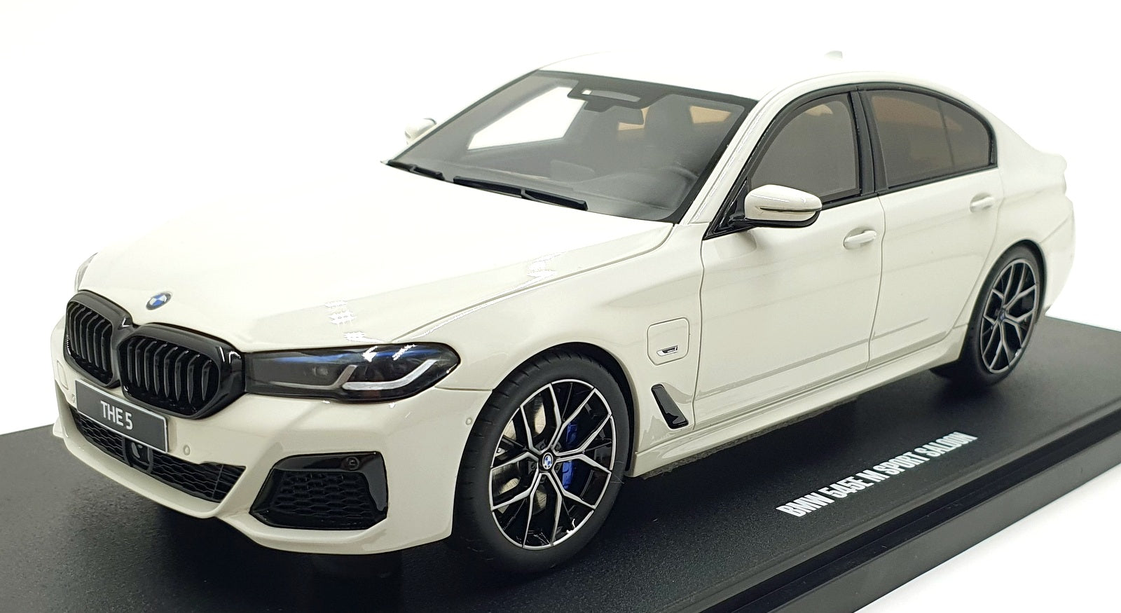 GT Spirit 1/18 Scale Resin GT496 - BMW 545E M Sport Saloon - White
