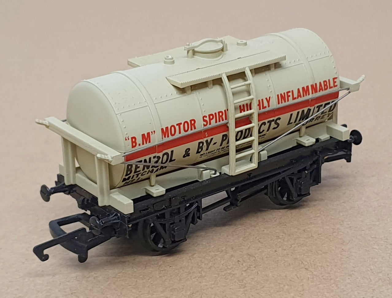 Dapol OO Gauge (1/76) B136 - 12 Ton Tank Wagon Benzole By Products