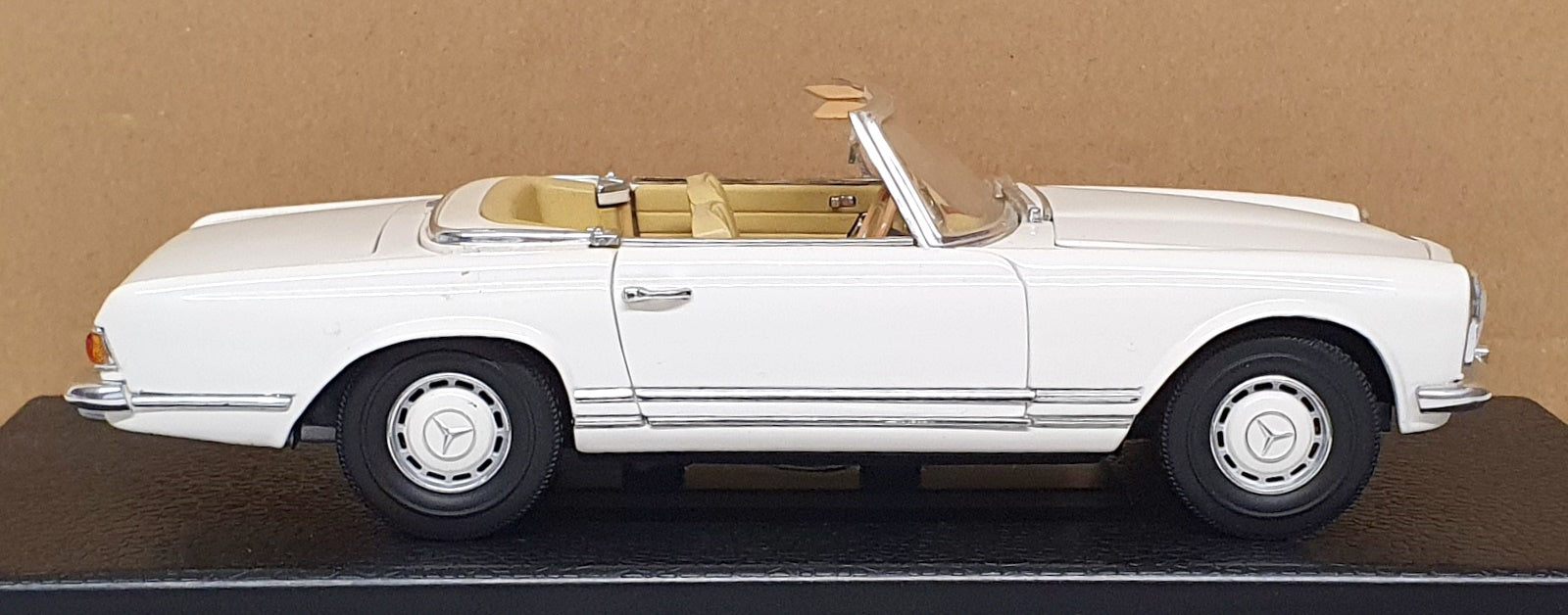 Anson 1/18 Scale Diecast 30389 - Mercedes Benz 280 SL - White