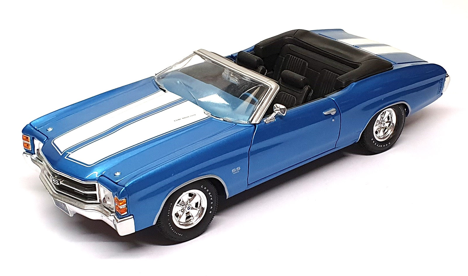 Maisto 1/18 Scale Diecast 27725A - 1971 Chevrolet Chevelle - Blue/White