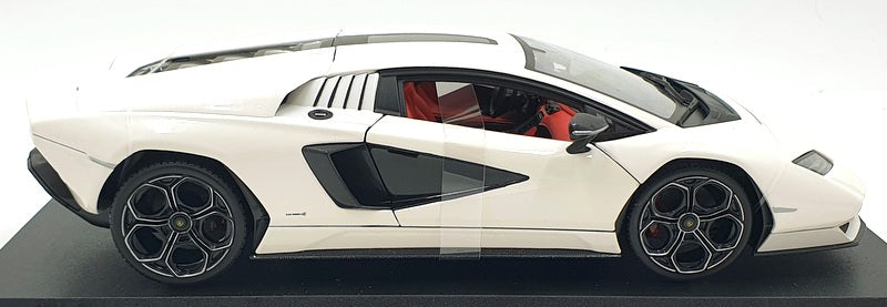 Maisto 1/18 Scale Diecast 46629 - Lamborghini Countach LPI 800-4 - White