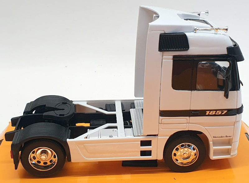 Welly 1/32 Scale Model Car 32280W - Mercedes Benz Actros - White