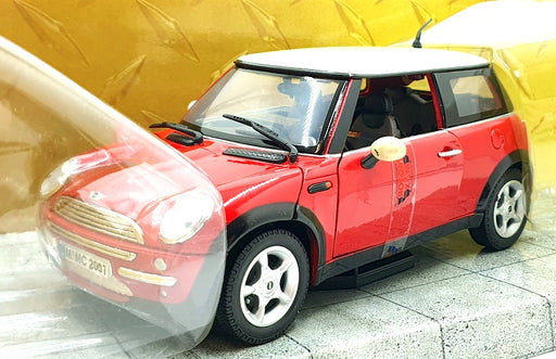Motormax 1/18 Scale - 73100 - MINI Cooper 2001 - Red/white