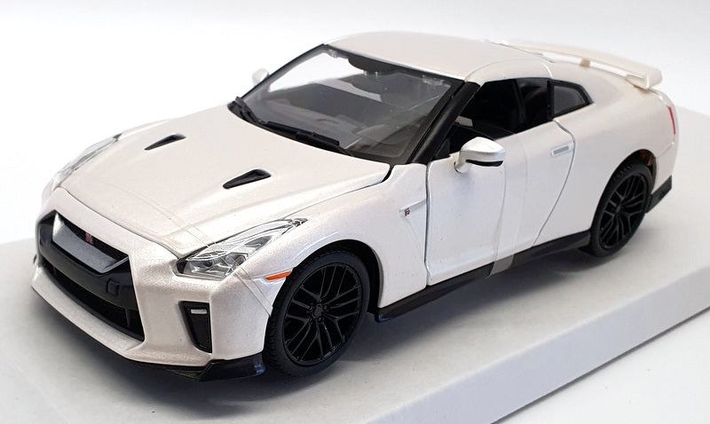 Burago 1/24 Scale Diecast 18-21082 - 2017 Nissan GT-R - White