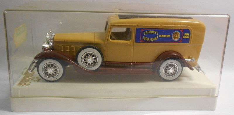Solido 1/43 Scale Metal Model - SO1 CADILLAC COMMERCIALE 'CADBURYS'