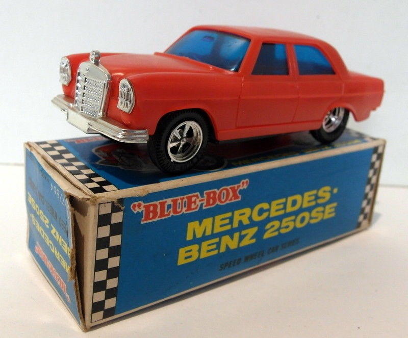 Bluebox 1/40 appx Scale Vintage Plastic 77864 Mercedes Benz 250SE Orange