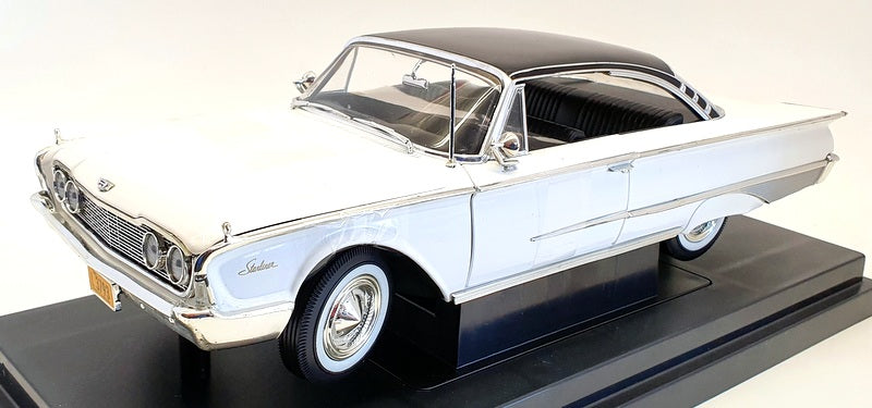 ERTL 1/18 Scale Model Car 36603 - 1960 Ford Starliner Happy Days - White